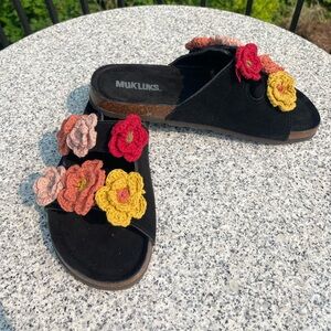 New Suede Black Muk Luks Womens Size 9 Sandals Crocheted Flowers Adjustable